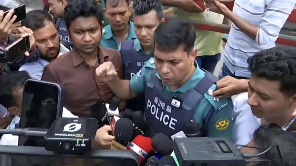 আইডি কার্ড বিতর্ক থেকে সংঘর্ষ, যা বলছে পুলিশ
